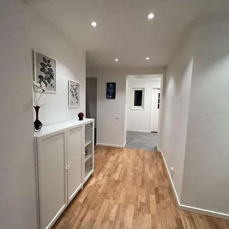 Newly Renovated With Parking With A Quiet Environment