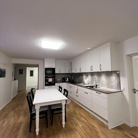 Newly Renovated With Parking With A Quiet Environment *