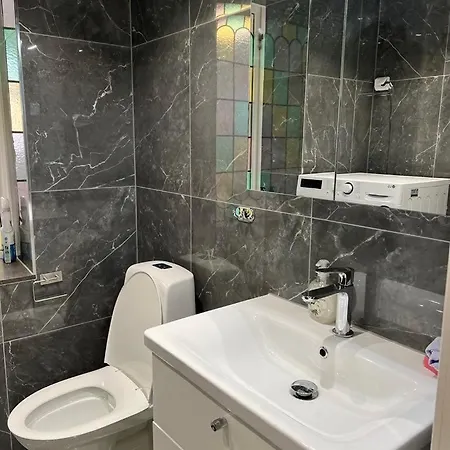 Newly Renovated With Parking With A Quiet Environment *